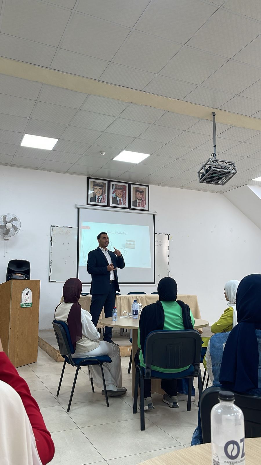 ورشة عمل حول “مهارات الاتصال والتواصل” في عمادة شؤون الطلبة