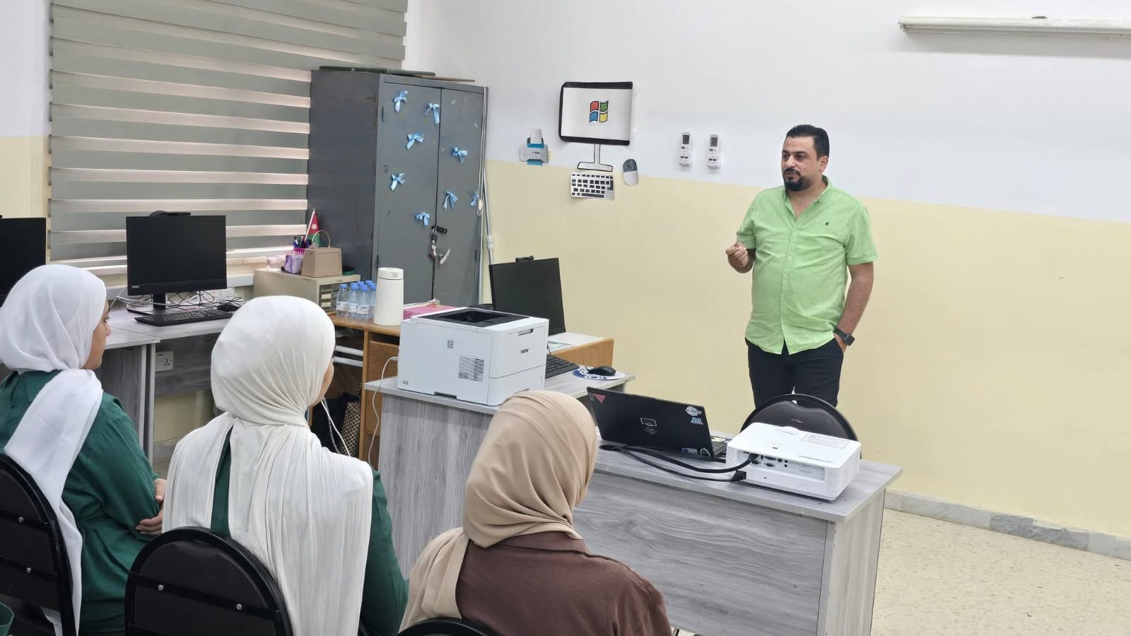 "قسم النشاط الثقافي والإعلامي" يقدم محاضرة توعوية حول الأمن السيبراني لطالبات الصف الثاني عشر