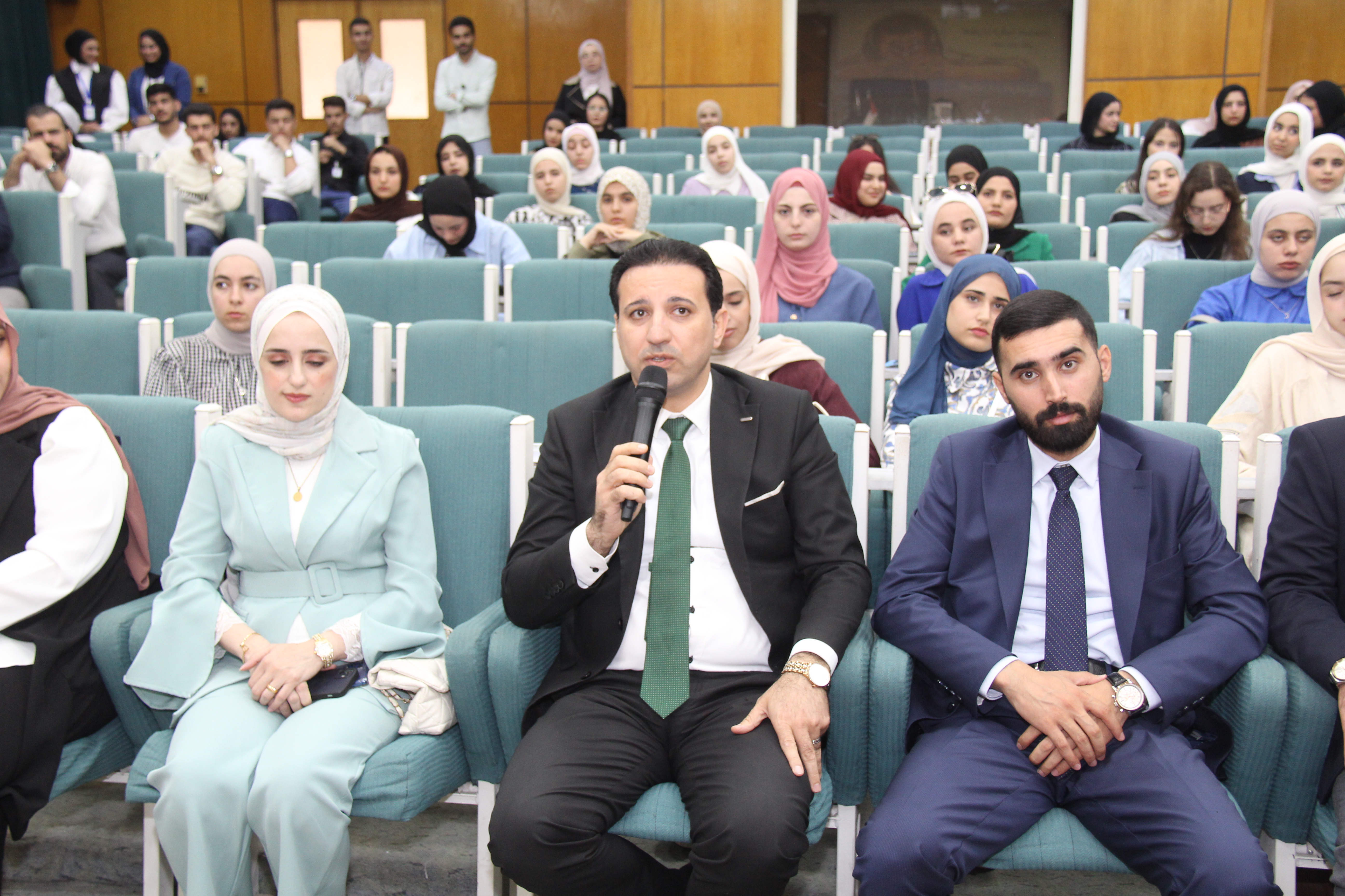 شؤون الطلبة وورشة تدريبية حول