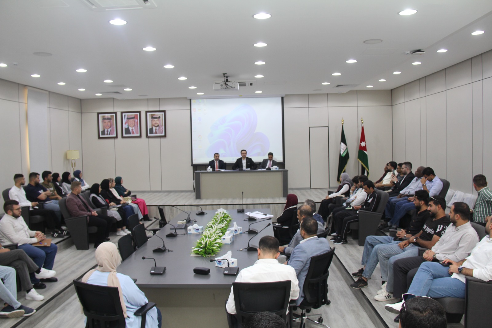 شؤون الطلبة" تنظم جلسة توعوية لتعزيز المشاركة الطلابية في الحياة السياسية بالتعاون مع المركز الوطني لحقوق الإنسان