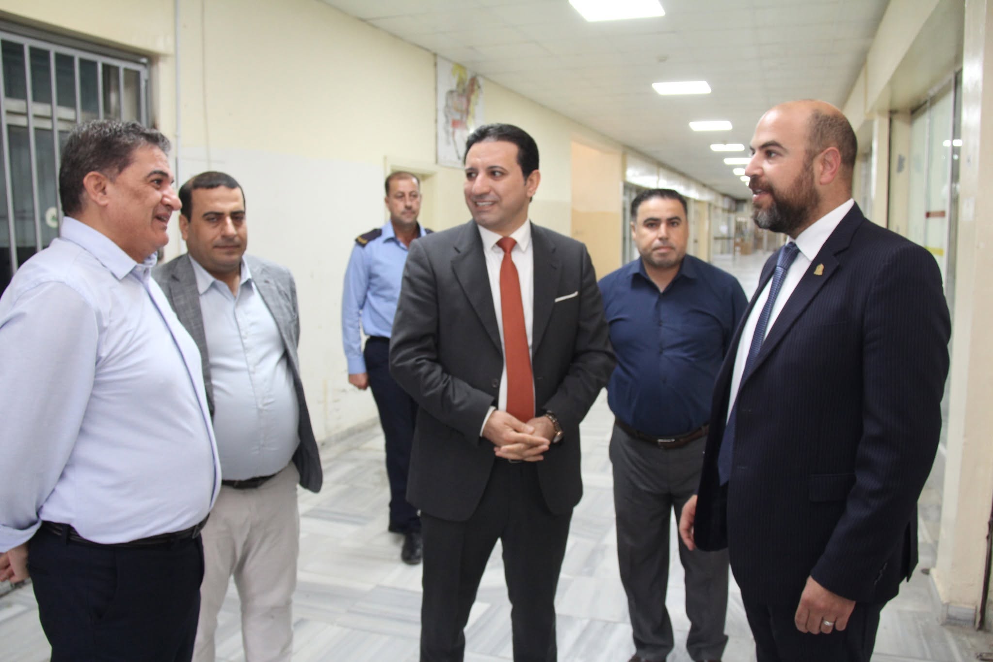 رئيس الجامعة يزور عمادة شؤون الطلبة